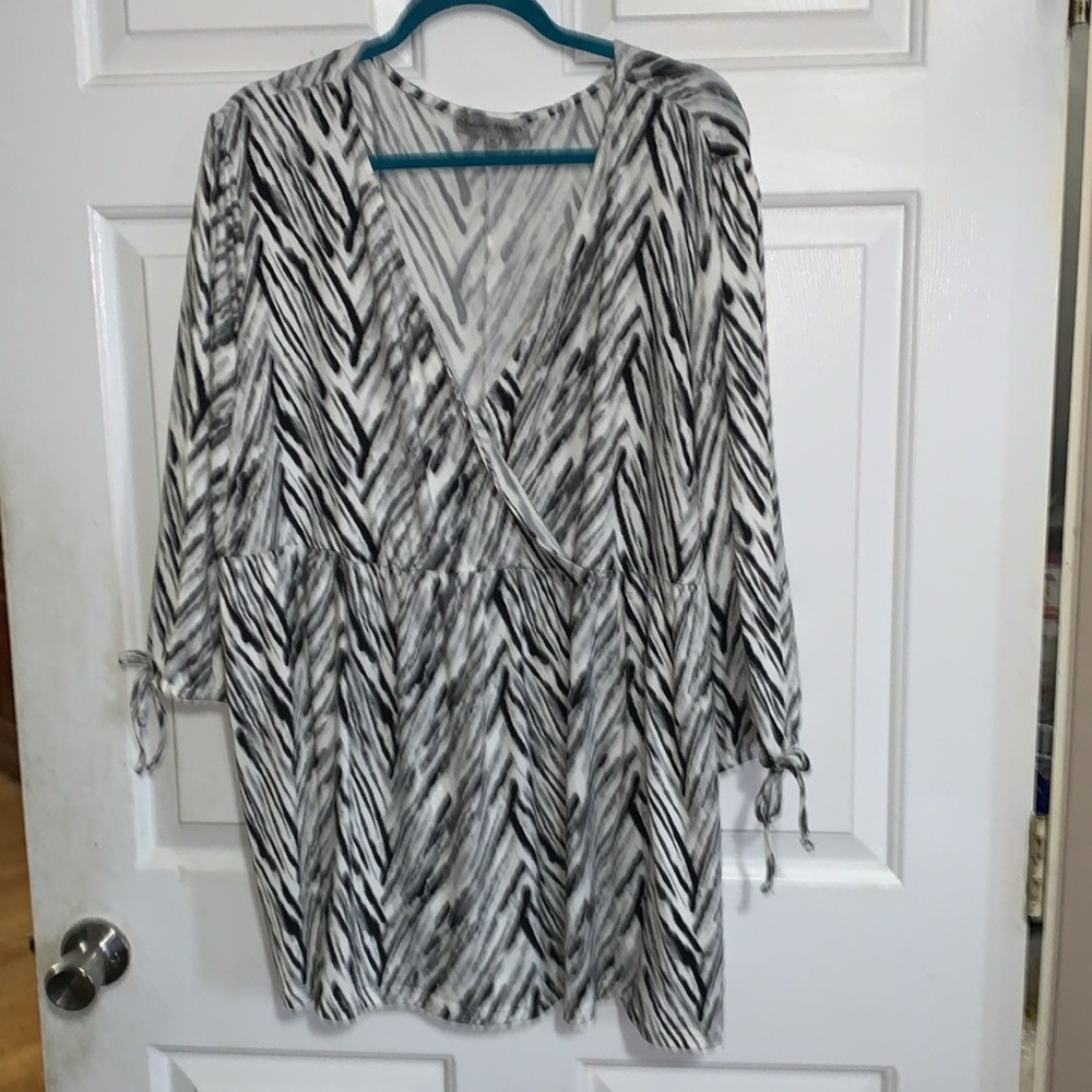 🍁 ABSOLUTELY FAMOUS White, Black Gray Smock Style V-neck Top NWT 3X